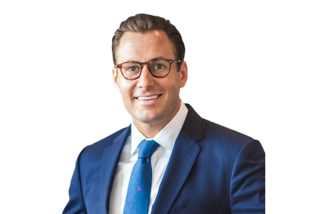 Alex Moeckel con traje azul