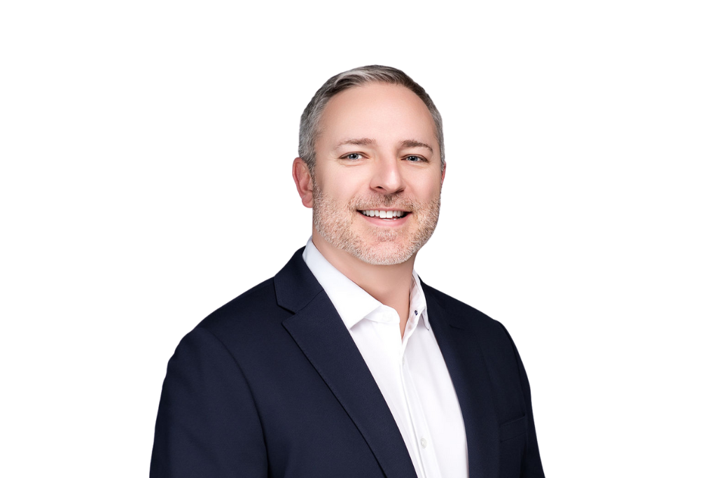 David Self con traje azul