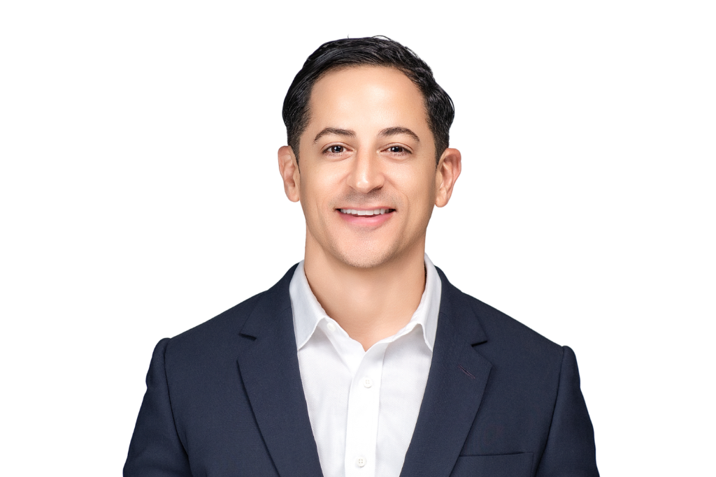 Nick Petrone con traje azul