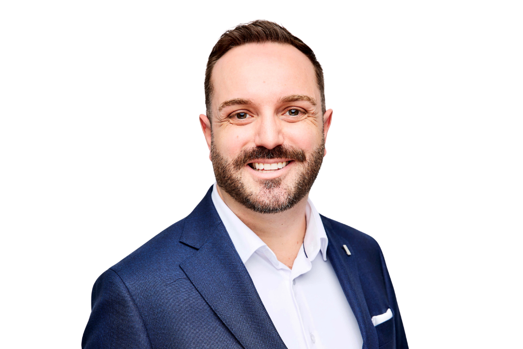 Samuel Richard con traje azul